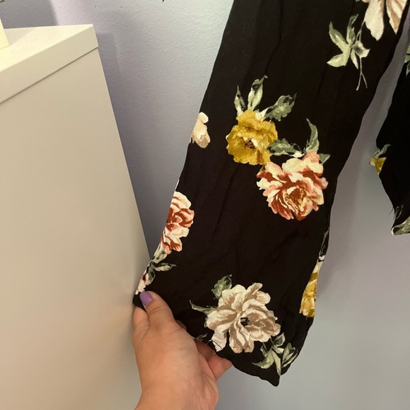 🦋Floral long sleeve top🦋 - Picture 3 of 4